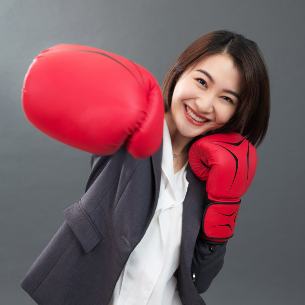 青年女人练拳击图片下载