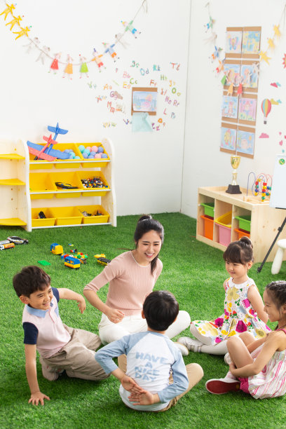 幼儿园老师和小朋友们图片下载