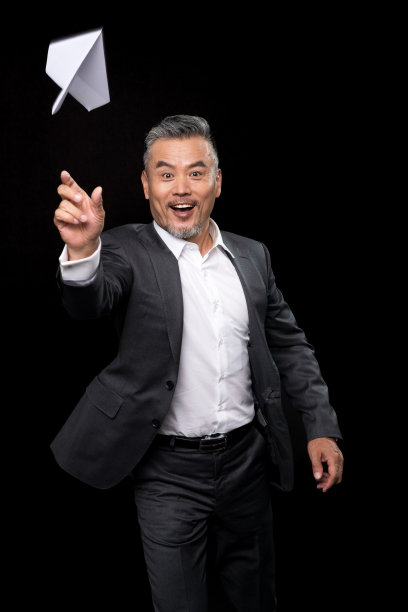 中老年商务男士扔纸飞机图片下载