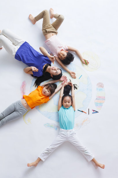 幼儿园老师带着小朋友们玩耍图片下载