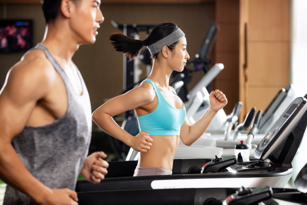 青年人在健身房里健身图片下载