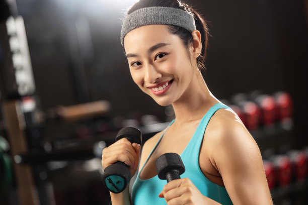青年女人在健身房健身图片下载