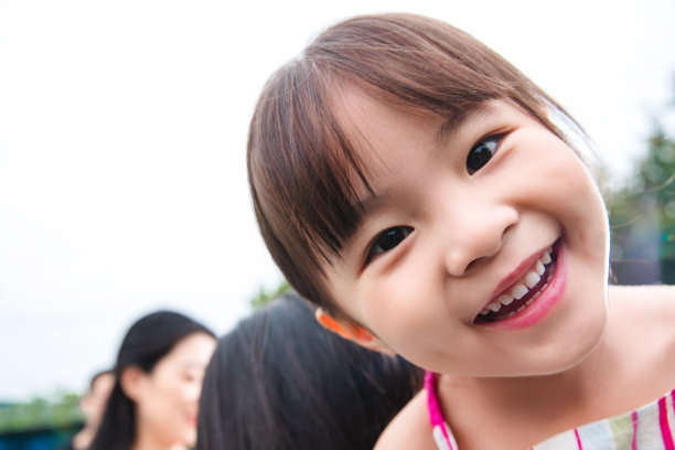 快乐微笑的东方儿童图片下载