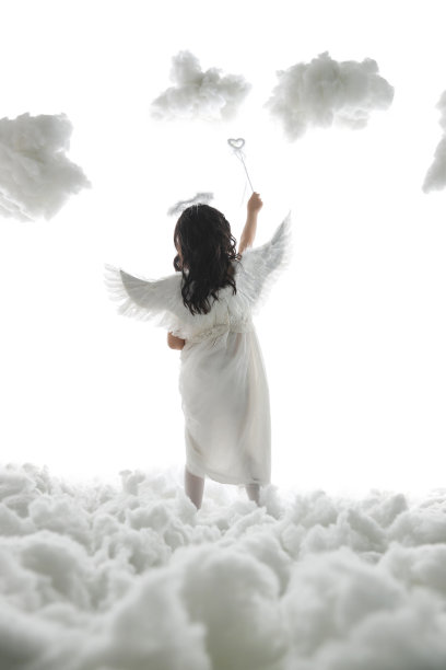 天使装扮的小女孩背影图片下载