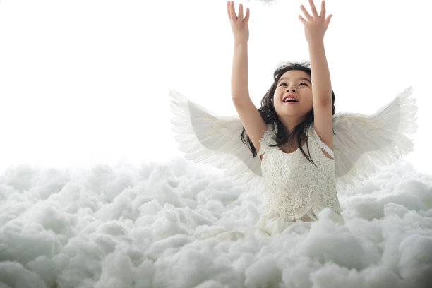 快乐的小天使玩耍图片下载