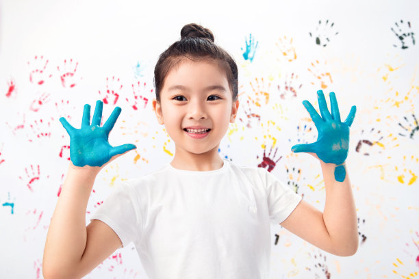 手上涂满颜料的小女孩图片下载