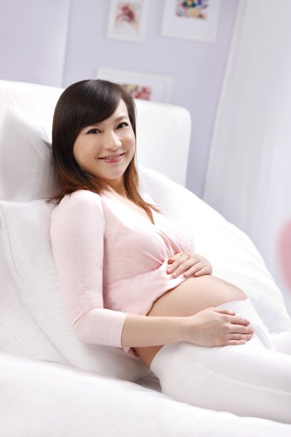 孕妇躺在床上图片下载