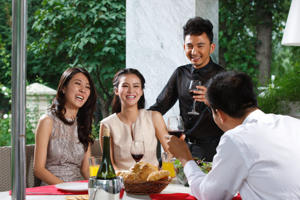 东方青年人聚会吃饭图片下载