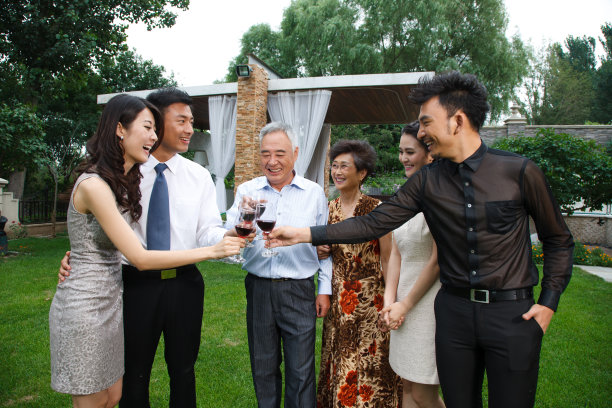 东方人家庭聚会图片下载