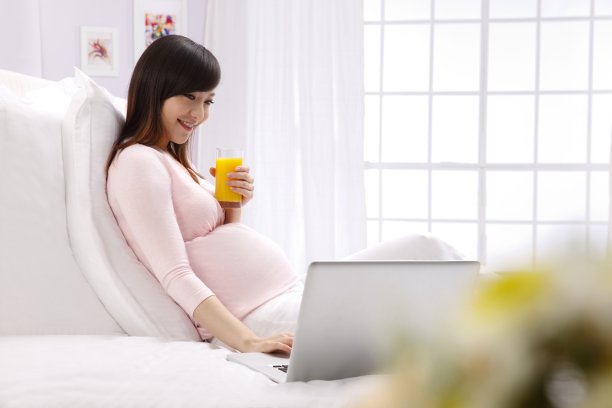 孕妇坐在床上看电脑图片下载