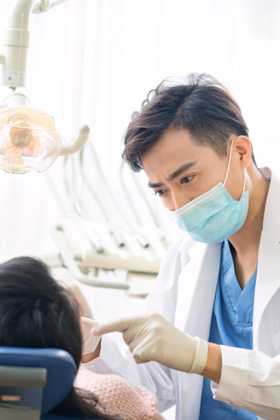牙医给青年女患者治疗图片下载