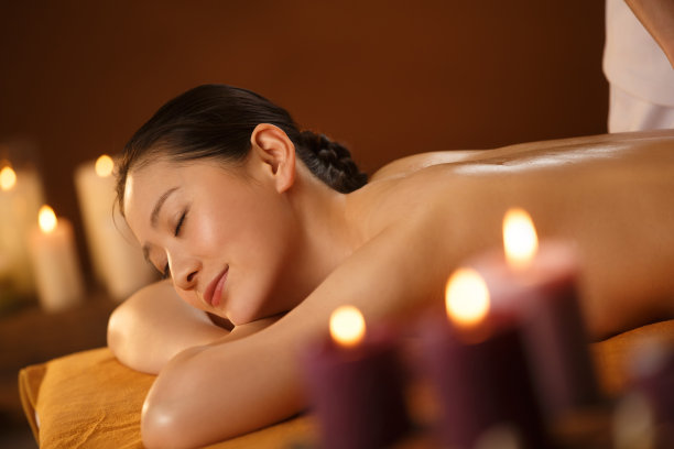 年轻女人在室内做SPA图片下载