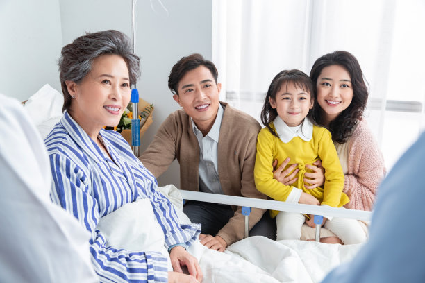 一家三口探望生病的老人图片下载