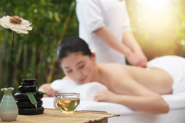 年轻女人在户外做SPA图片下载