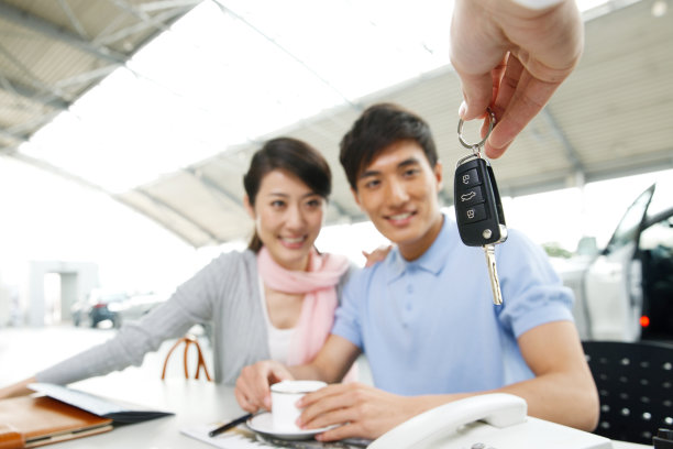 夫妇在4S店购买汽车图片下载