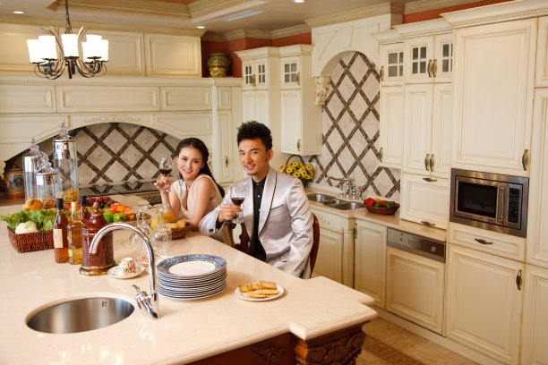 东方青年夫妇图片下载