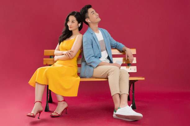 背靠背听音乐的浪漫情侣图片下载