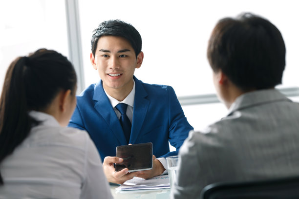 商务男女在办公室图片下载