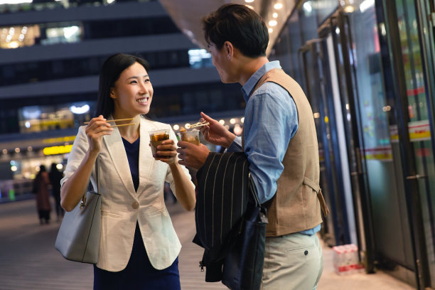 商务人士在户外吃东西图片下载