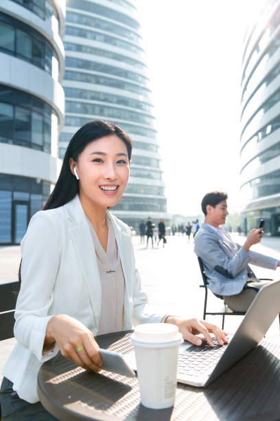 商务女士在室外工作图片下载