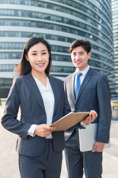 青年商务人士在户外图片下载