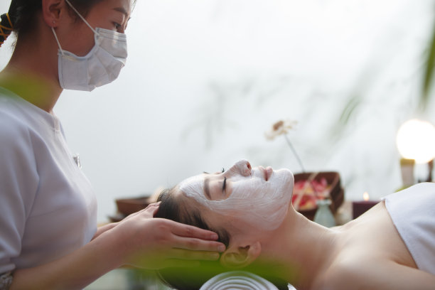 年轻女人在户外做SPA图片下载