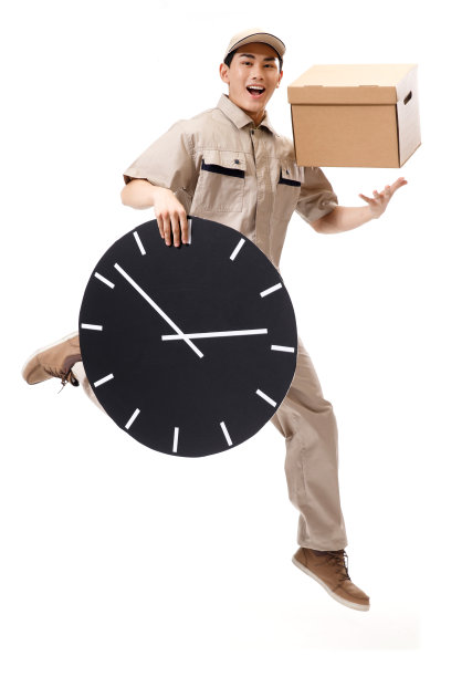 年轻的快递员在工作图片下载