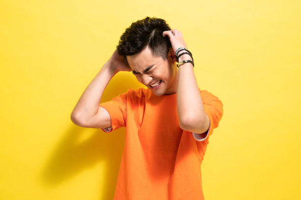 头痛的青年男人图片下载