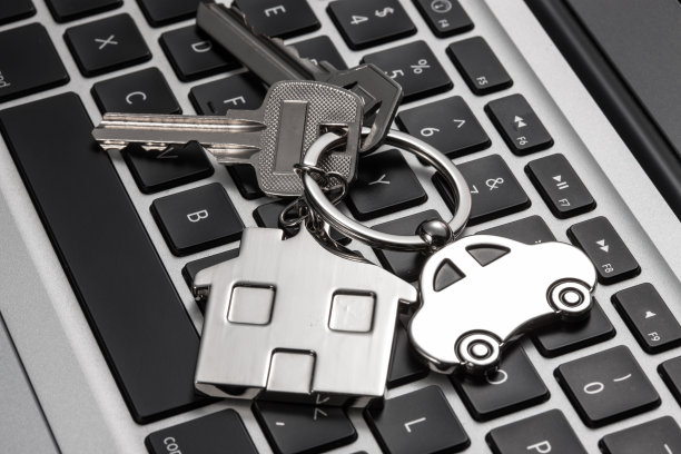 键盘上的钥匙与吊饰图片下载