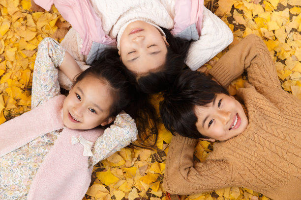 可爱的男孩女孩躺在地上素材图片