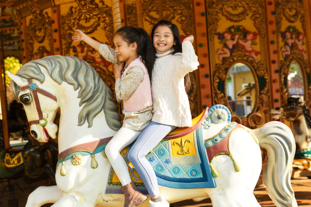 两个小女孩在玩旋转木马图片下载