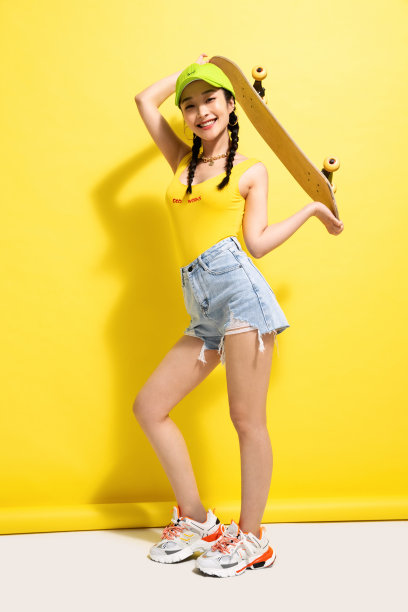 快乐的青年女人举着滑板图片下载