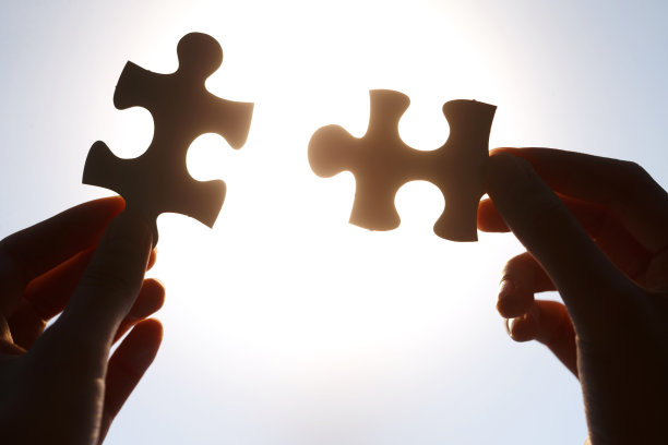 手拿拼图图片下载