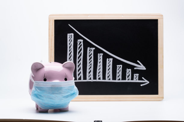 戴口罩小猪和下降数据趋势图图片下载