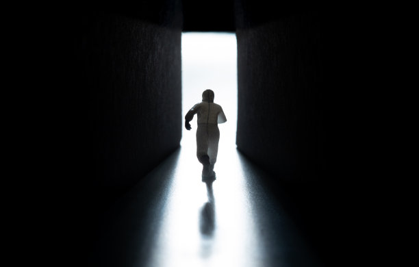 穿防护服的医生奔跑图片下载