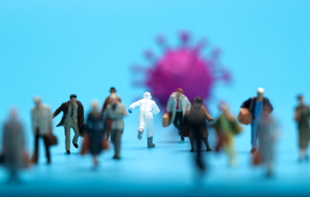 病毒面前医务工作者和人群逆行图片下载