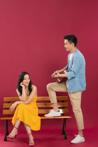 弹吉他给女朋友听的青年男人图片下载