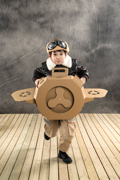 快乐儿童驾驶纸飞机图片下载