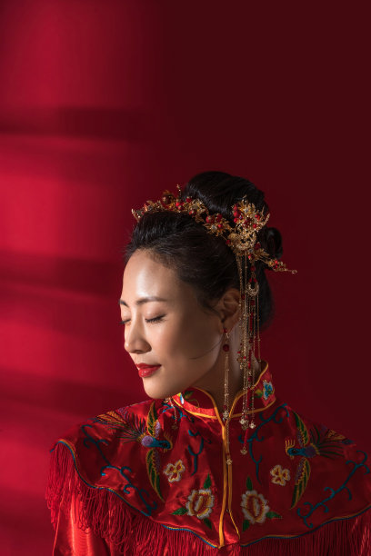 漂亮的中式新娘闭着眼睛享受图片下载