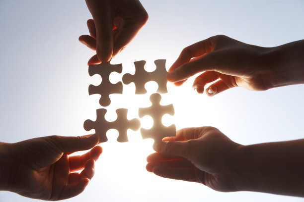 手拿拼图图片下载