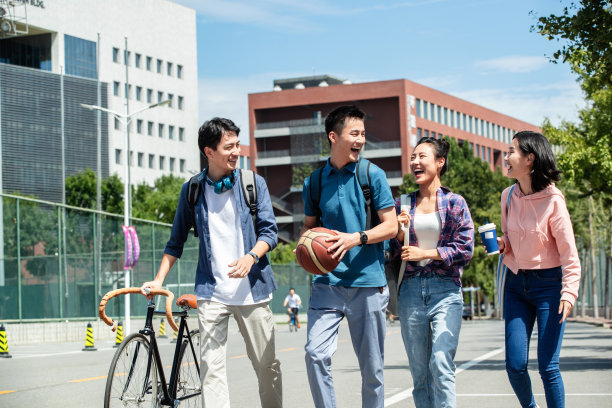 快乐的大学生在校园里步行图片下载