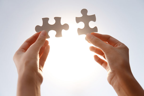 手拿拼图图片下载