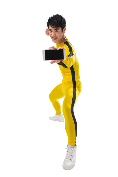 青年男子拿着手机图片下载