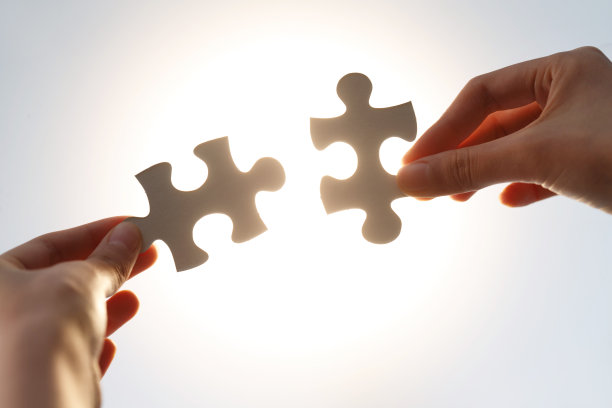 手拿拼图图片下载