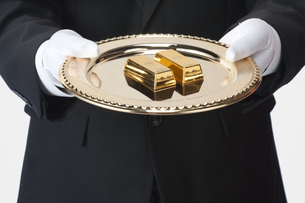 服务员拿着托盘里的金条图片下载