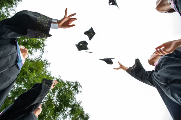 穿着学士服的大学生扔学士帽图片下载