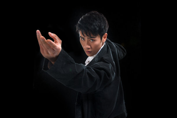 练武术的青年男人图片下载