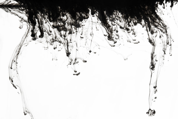 黑色墨水在水中图片下载