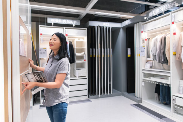 中年女性购买家具图片下载