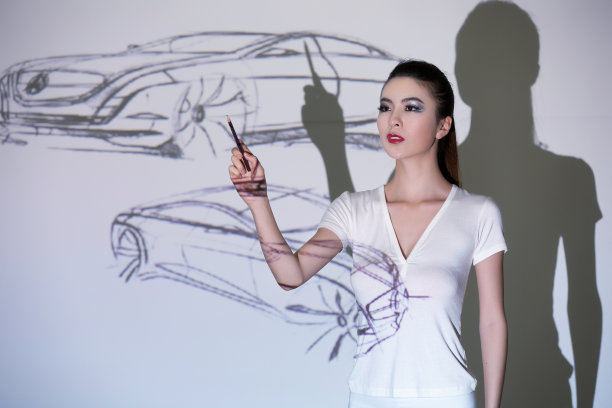 投影下的年轻女人图片下载